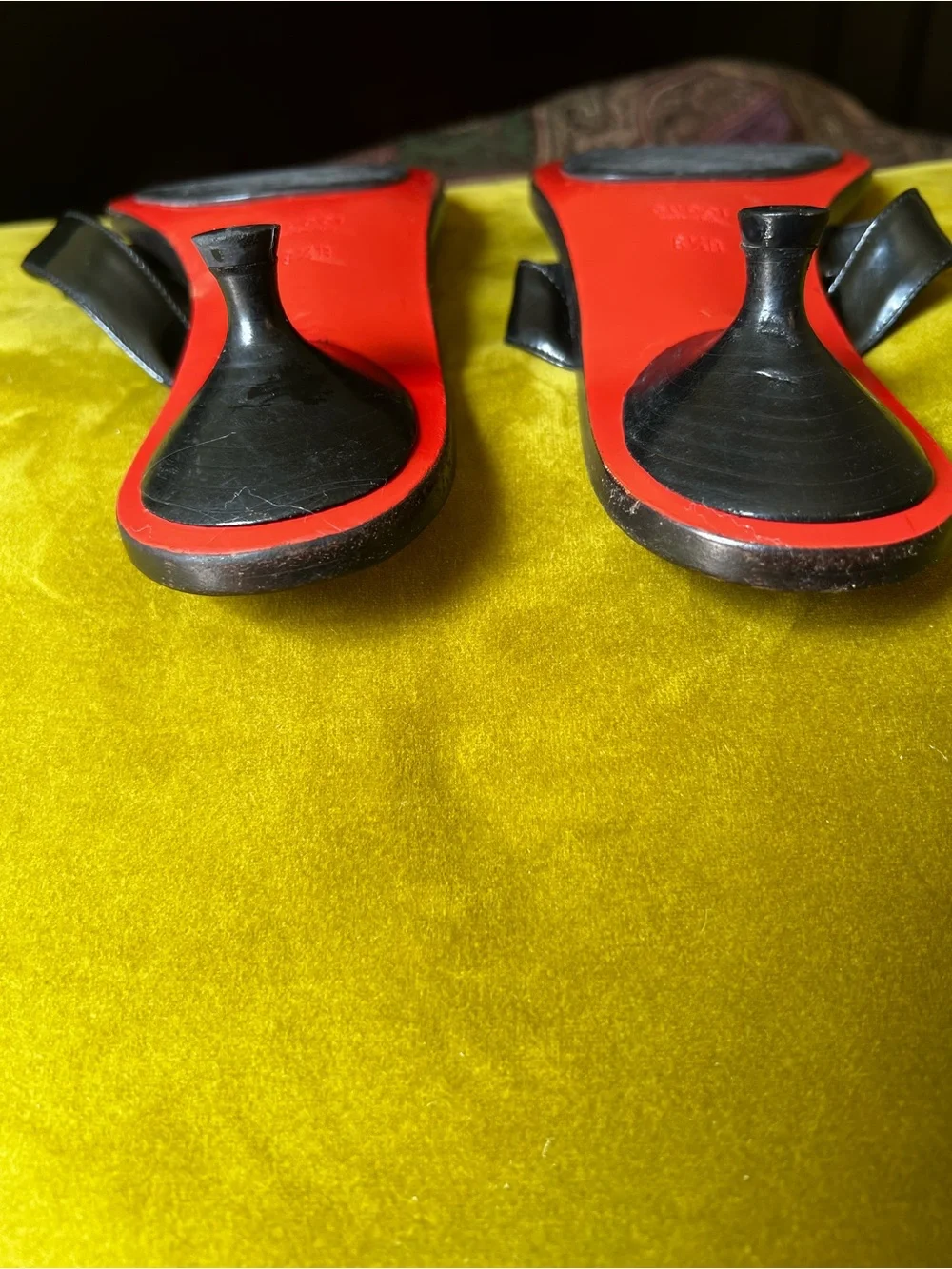 Gucci Red Footbed Black Patent Leather Logo Toe-Post Sandals